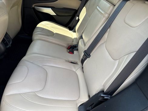Used 2017 Jeep Cherokee Limited w/ Luxury Group AWD/4WD image 10