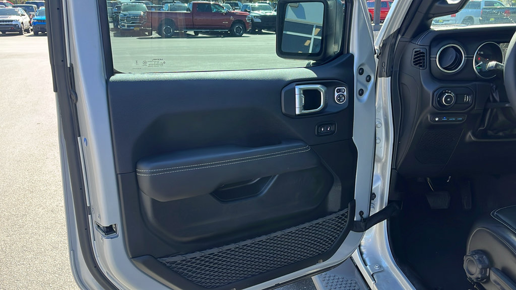 Used 2023 Jeep Wrangler Unlimited Sahara w/ Cold Weather Group AWD/4WD image 9
