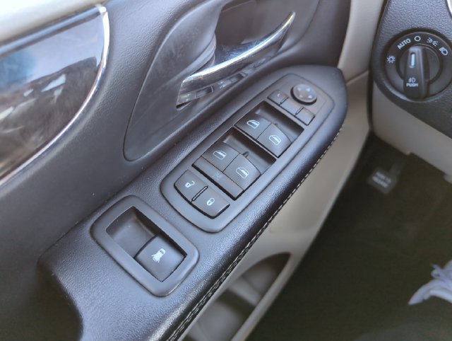 Used 2016 Chrysler Town & Country Touring w/ Driver Convenience Group FWD image 30