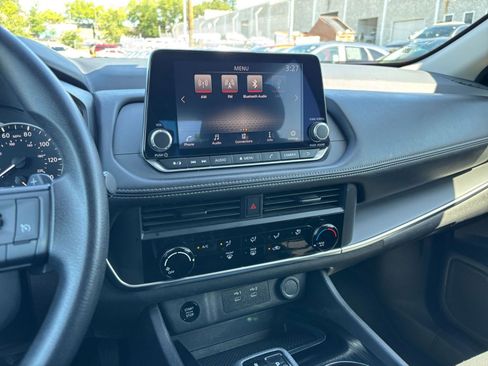 Used 2024 Nissan Rogue S image 17