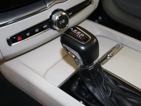 Used 2019 Volvo XC60 T5 Momentum w/ Premium Package image 35