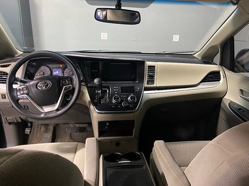 Used 2017 Toyota Sienna LE image 21