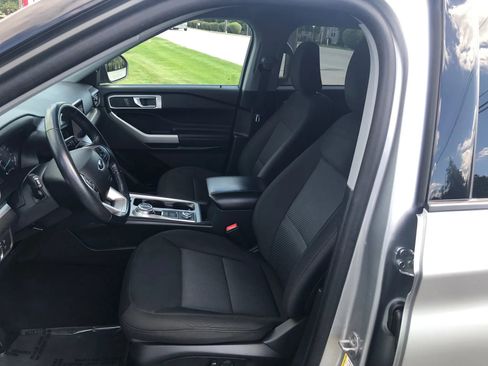 Used 2022 Ford Explorer XLT image 2