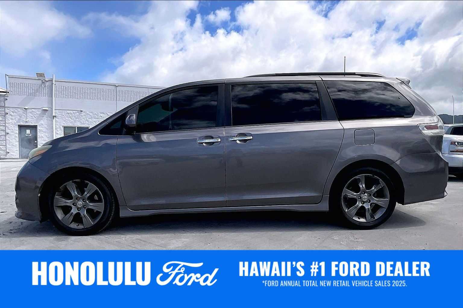 Used 2016 Toyota Sienna SE FWD image 3