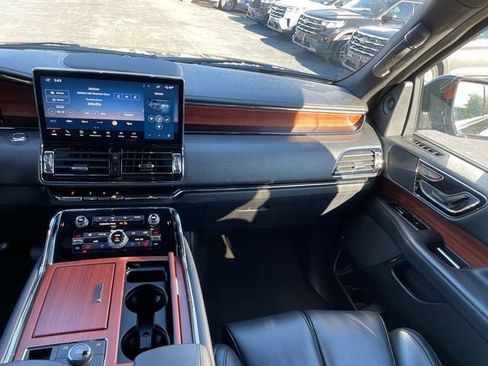 Used 2024 Lincoln Navigator L 4WD image 32