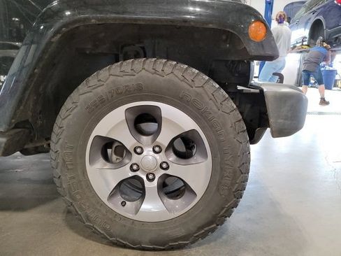 Used 2018 Jeep Wrangler Unlimited Sahara AWD/4WD image 13