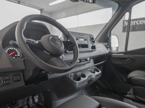 Used 2025 Mercedes-Benz Sprinter 2500 image 7