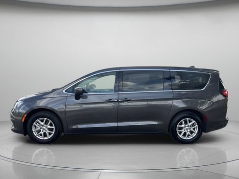 Used 2021 Chrysler Voyager LX image 5