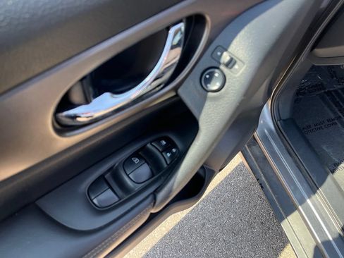 Used 2016 Nissan Rogue SV AWD/4WD image 14