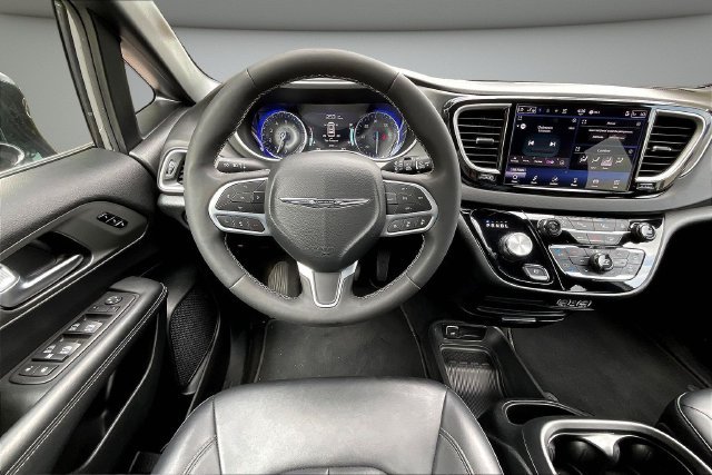 Used 2025 Chrysler Pacifica Select FWD image 10