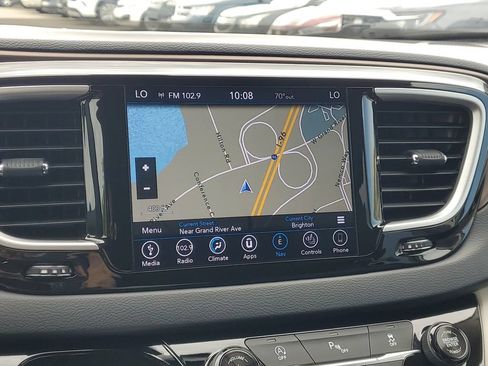 Used 2018 Chrysler Pacifica Touring-L FWD image 24
