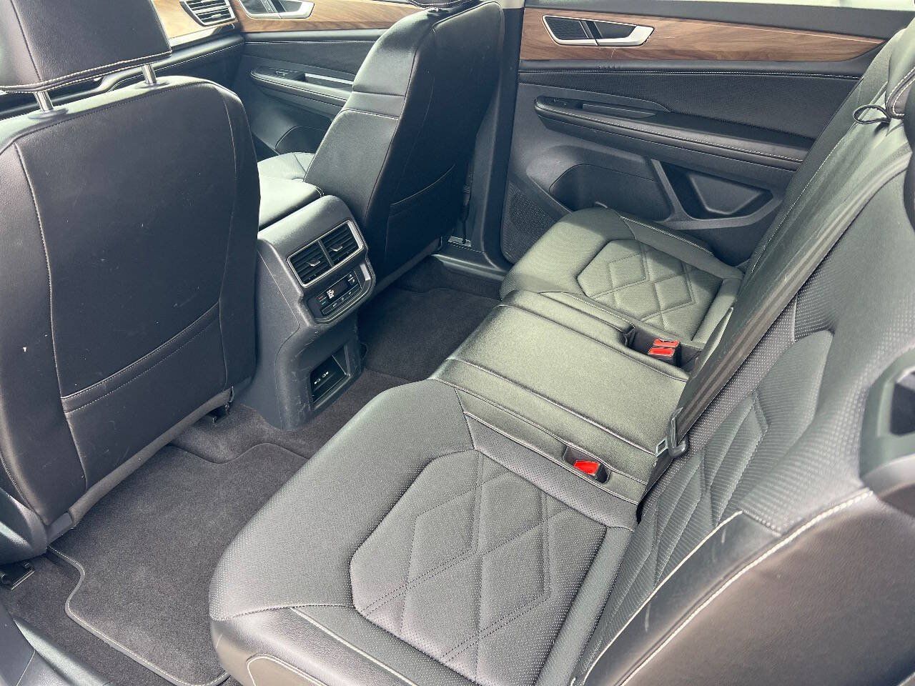 Used 2024 Volkswagen Atlas SE AWD/4WD image 16