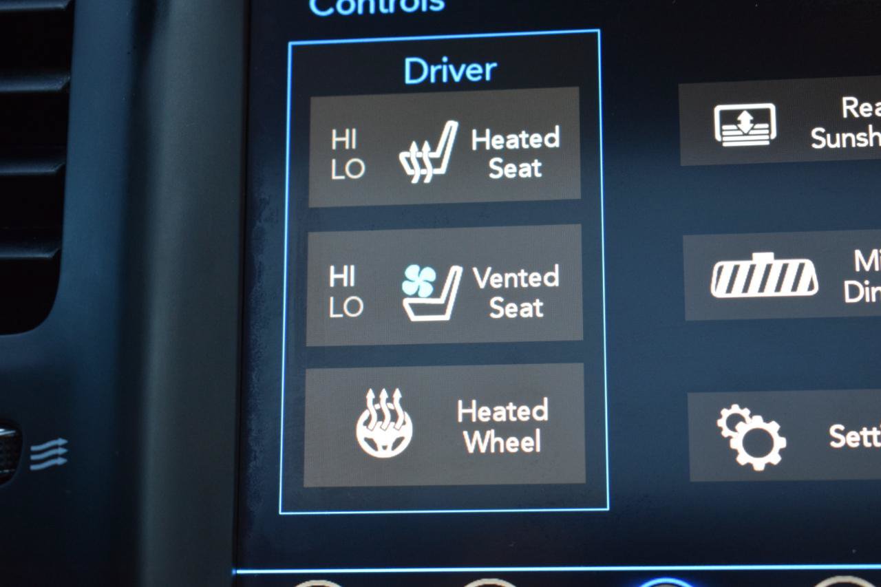 Used 2018 Chrysler 300 S w/ 300S Premium Group 2 AWD/4WD image 27