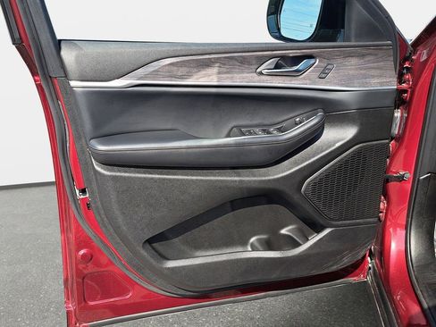 Certified 2024 Jeep Grand Cherokee Limited image 30