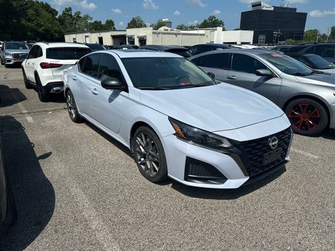Used 2023 Nissan Altima 2.0 SR FWD image 1