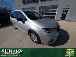 Used 2024 Chrysler Pacifica Touring-L video 1