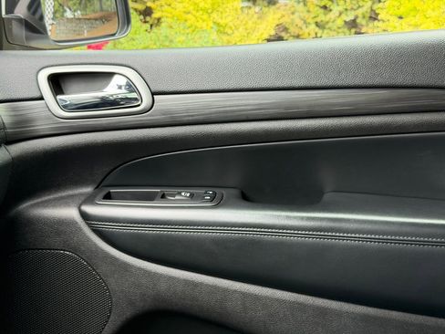 Used 2019 Jeep Grand Cherokee Altitude AWD/4WD image 27