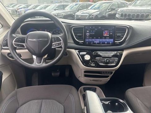 Used 2021 Chrysler Pacifica Touring image 10