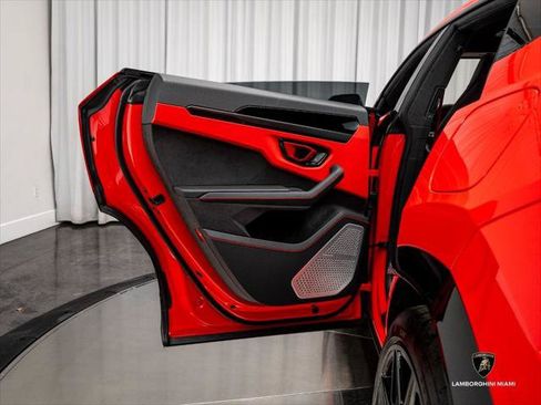 Used 2025 Lamborghini Urus SE AWD/4WD image 47