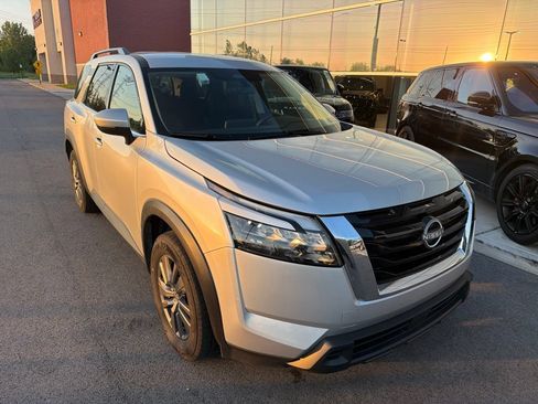 Used 2025 Nissan Pathfinder SV FWD image 3