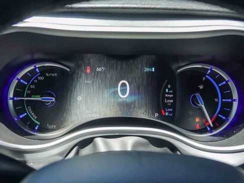 Used 2022 Chrysler Pacifica Touring-L w/ Uconnect Theater Family Group FWD image 23