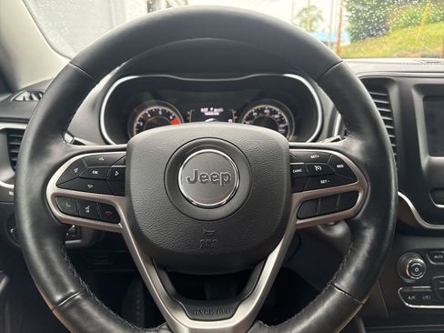 Used 2019 Jeep Cherokee Latitude Plus w/ Cold Weather Group AWD/4WD image 18