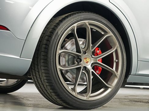 Used 2021 Porsche Cayenne GTS w/ Lightweight Sport Package image 56