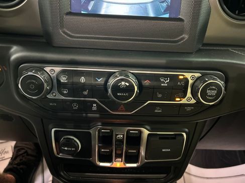 Used 2022 Jeep Gladiator Willys image 19