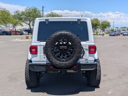 Used 2018 Jeep Wrangler Unlimited Sahara AWD/4WD image 4