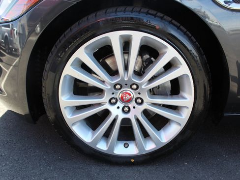 Used 2020 Jaguar XF Premium image 17