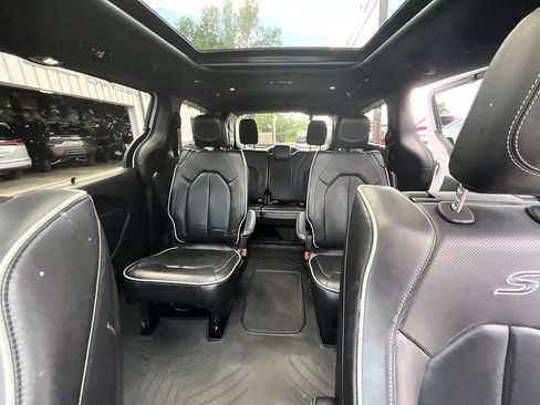Used 2024 Chrysler Pacifica Limited w/ Uconnect Theater Family Group FWD image 37