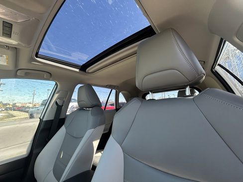 Used 2022 Toyota RAV4 XLE Premium image 15