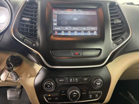 Used 2020 Jeep Cherokee Latitude FWD image 14
