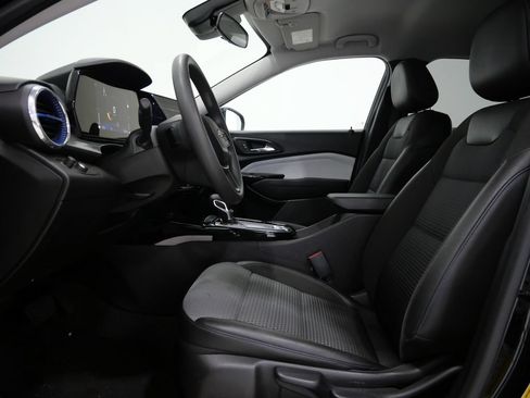 Used 2025 Chevrolet Trax LT FWD image 12