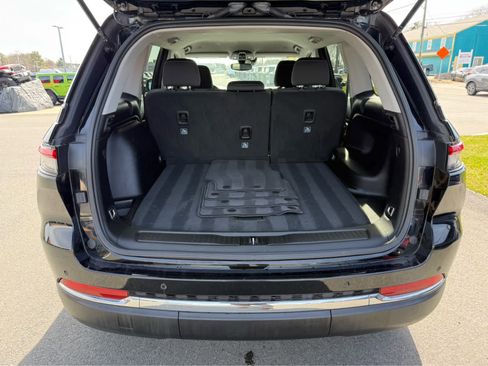 Used 2023 Jeep Grand Cherokee Laredo AWD/4WD image 8