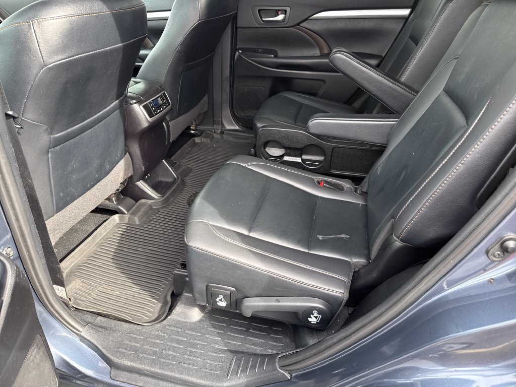 Used 2019 Toyota Highlander XLE AWD/4WD image 17