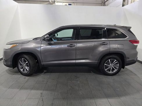 Used 2019 Toyota Highlander XLE image 2