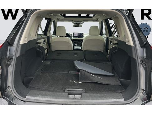 Used 2025 Nissan Rogue SL w/ Tech Package FWD image 12