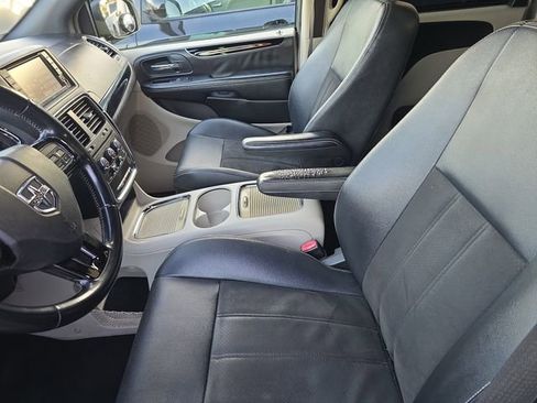 Used 2020 Dodge Grand Caravan SXT image 18