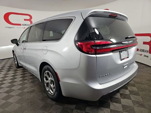 Certified 2024 Chrysler Pacifica Limited image 5