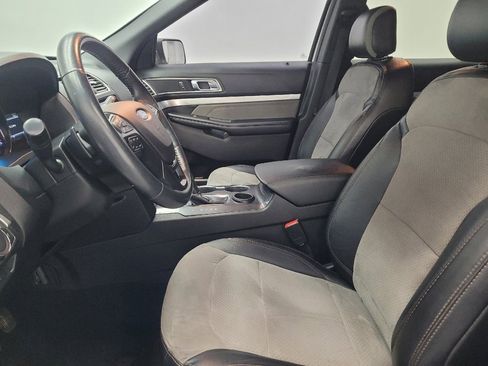 Used 2017 Ford Explorer XLT w/ Equipment Group 202A FWD image 17