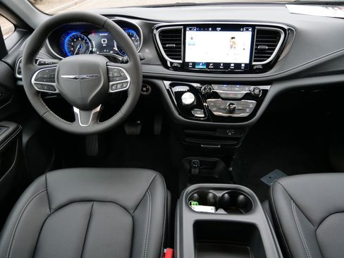New 2026 Chrysler Pacifica Select image 10