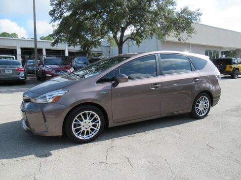 Used 2017 Toyota Prius V Five FWD image 4