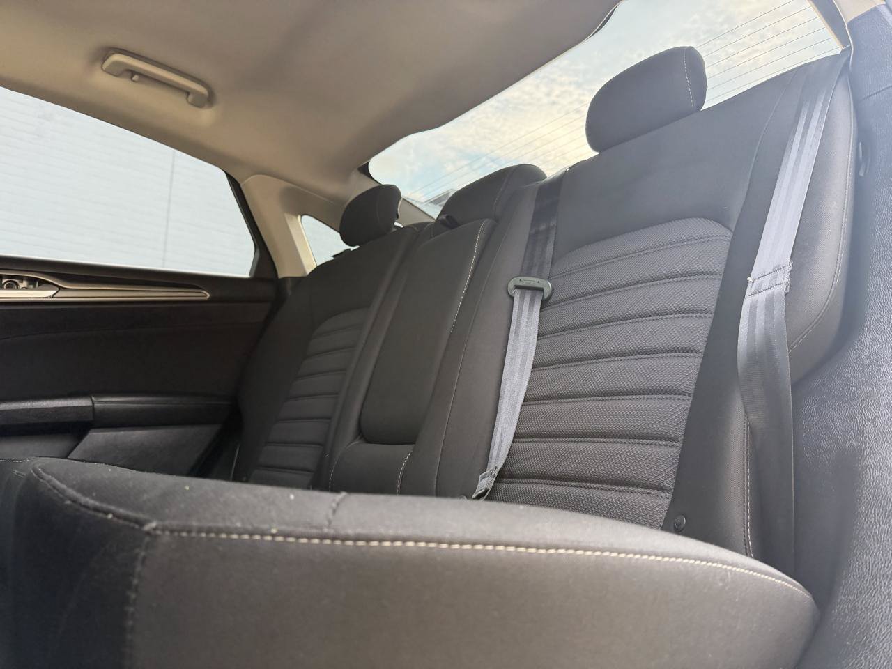 Used 2018 Ford Fusion SE w/ Fusion SE Technology Package FWD image 9