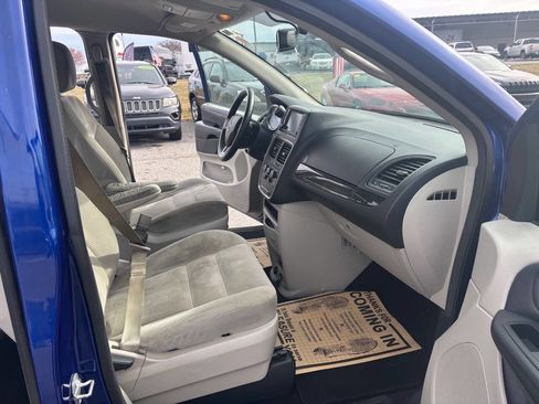 Used 2018 Dodge Grand Caravan SE w/ UConnect Hands-Free Group image 14