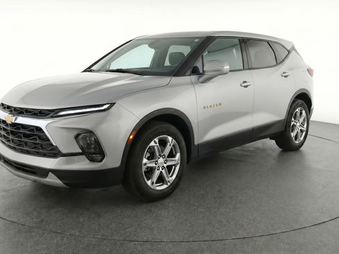 Used 2025 Chevrolet Blazer LT FWD image 3