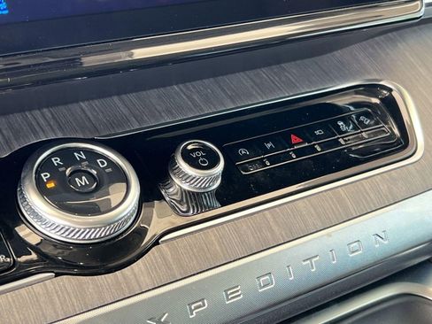 Used 2025 Ford Expedition Platinum w/ Platinum Ultimate Package image 18