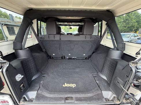Used 2016 Jeep Wrangler Unlimited Sahara w/ Connectivity Group AWD/4WD image 15