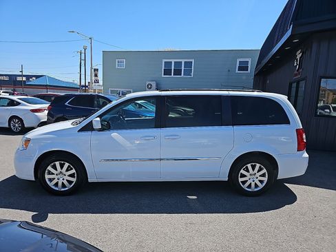 Used 2016 Chrysler Town & Country Touring image 3