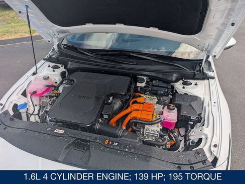 Certified 2025 Hyundai Elantra Limited FWD image 33